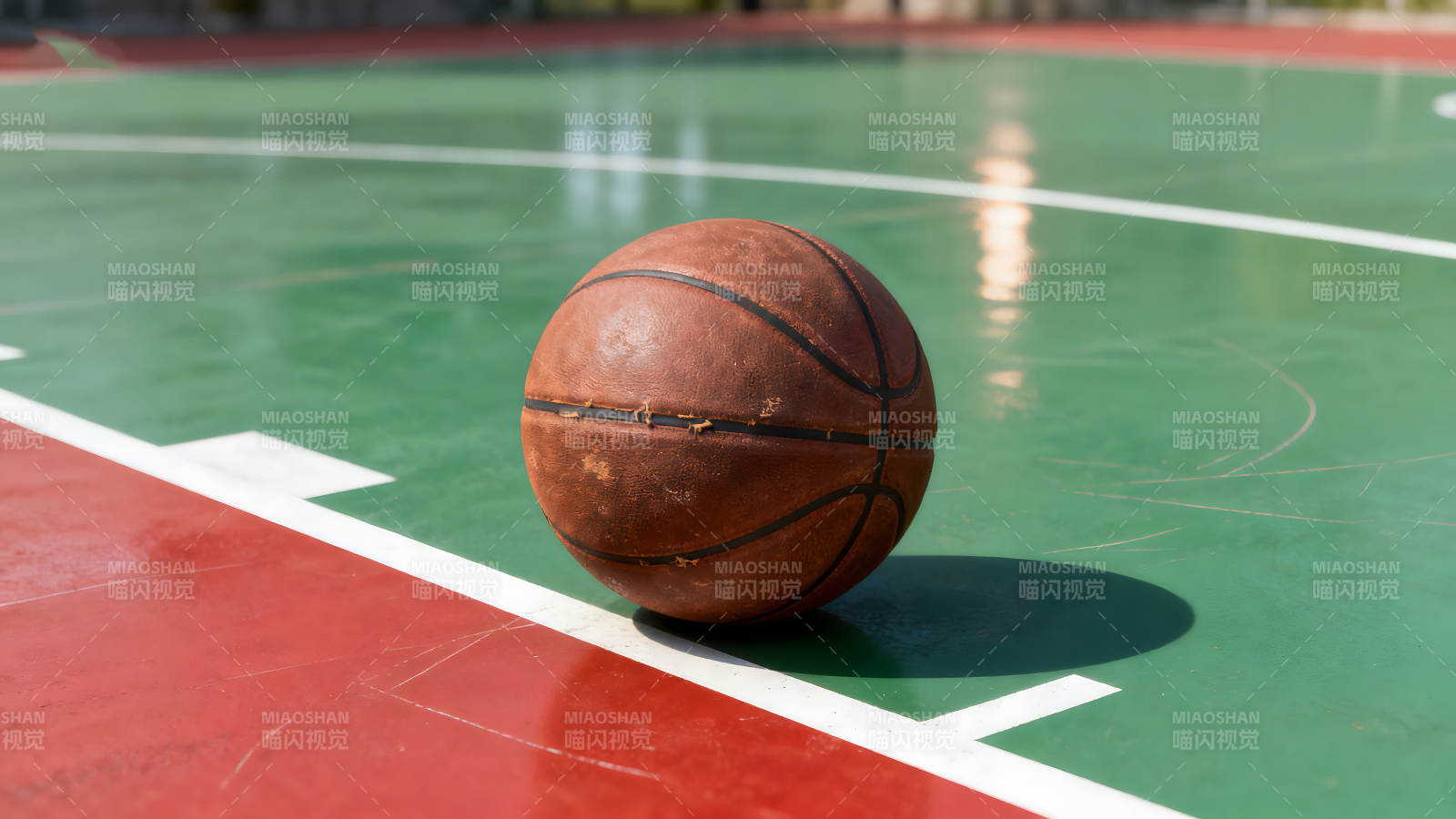 篮球静置在球场上图片