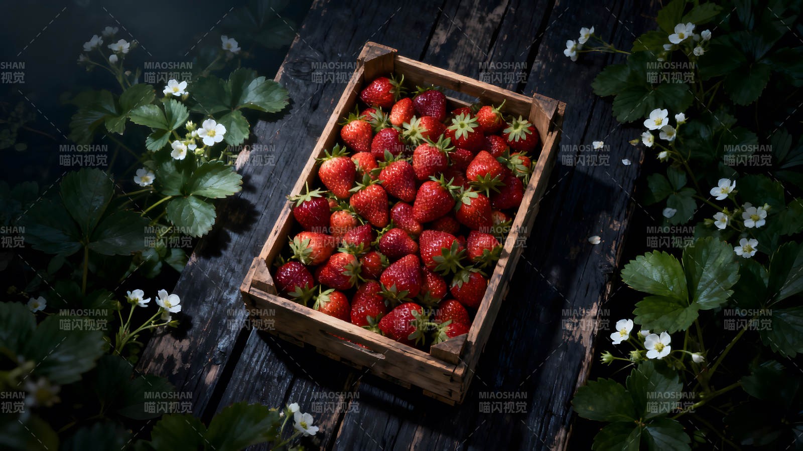 木箱里装满了新鲜的草莓旁边有草莓花和叶子图片
