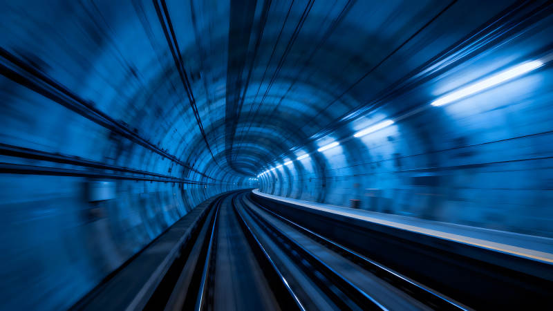 地铁隧道内行驶的景象图片