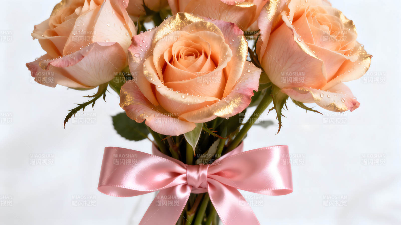 粉色玫瑰花束镶金花瓣搭配粉色丝带图片