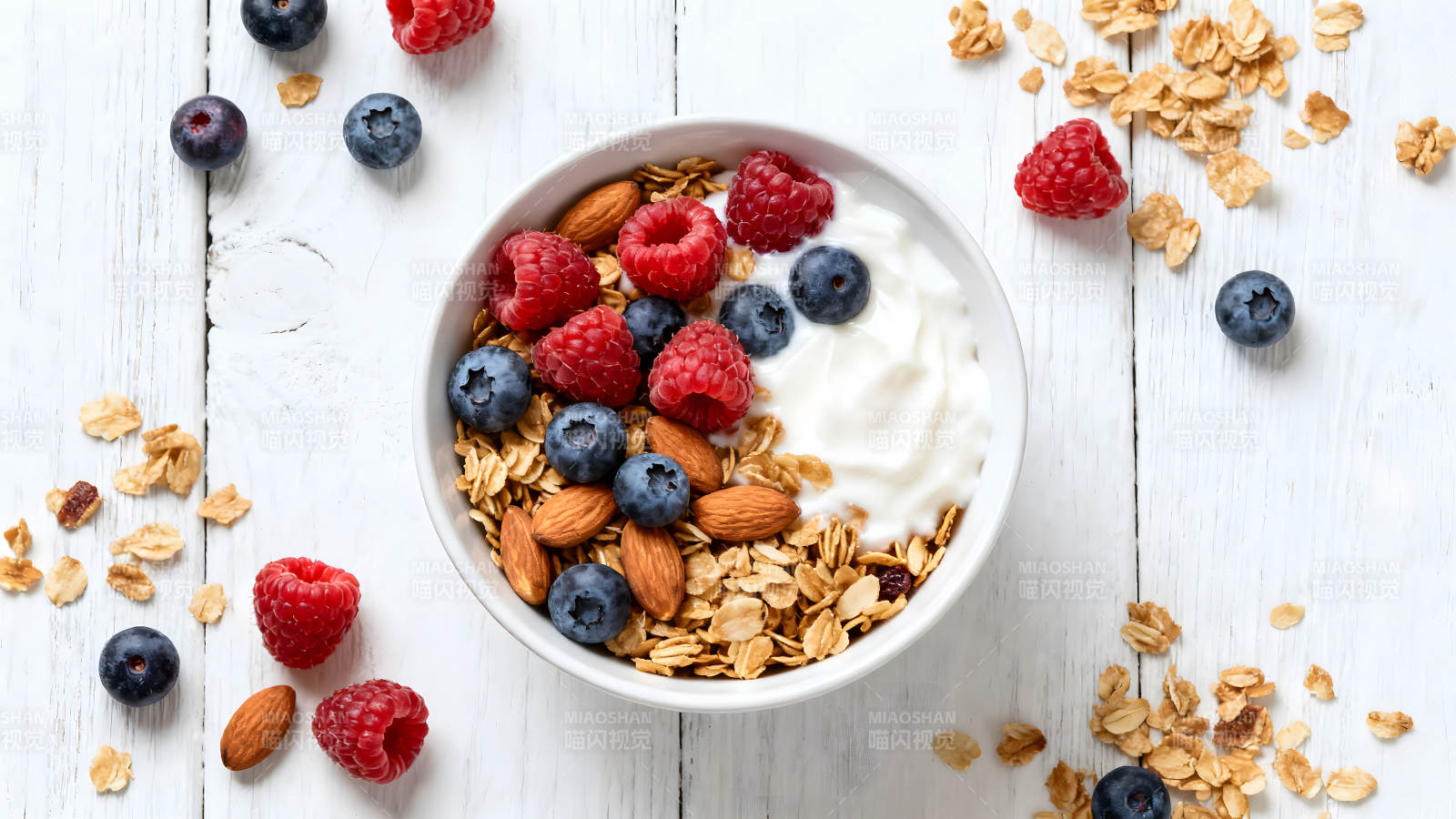 健康的早餐包含麦片水果和坚果图片