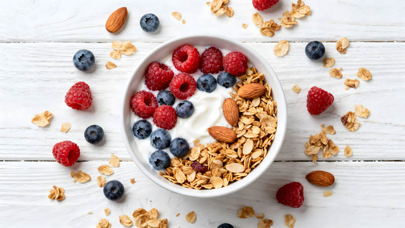 美味早餐包含酸奶浆果坚果麦片图片