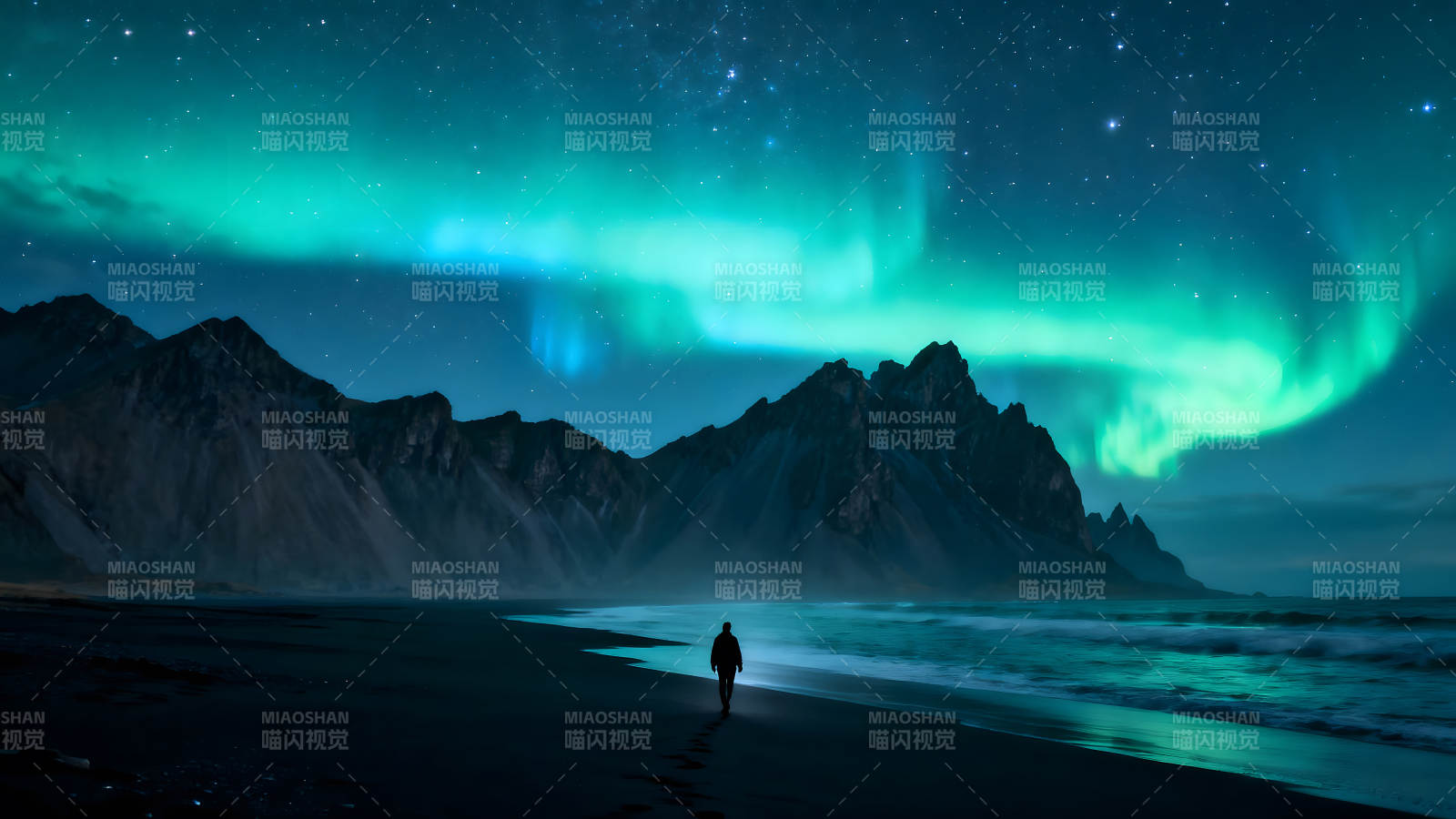 极光下的海滩剪影孤独前行图片