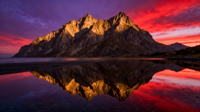 山峰映照在平静的水面天空红艳图片