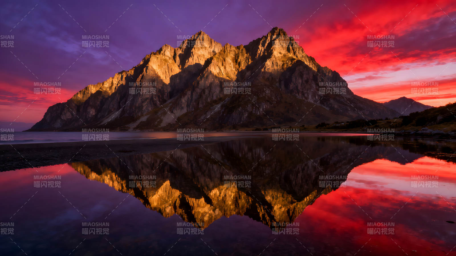 山峰映照在平静的水面天空红艳图片