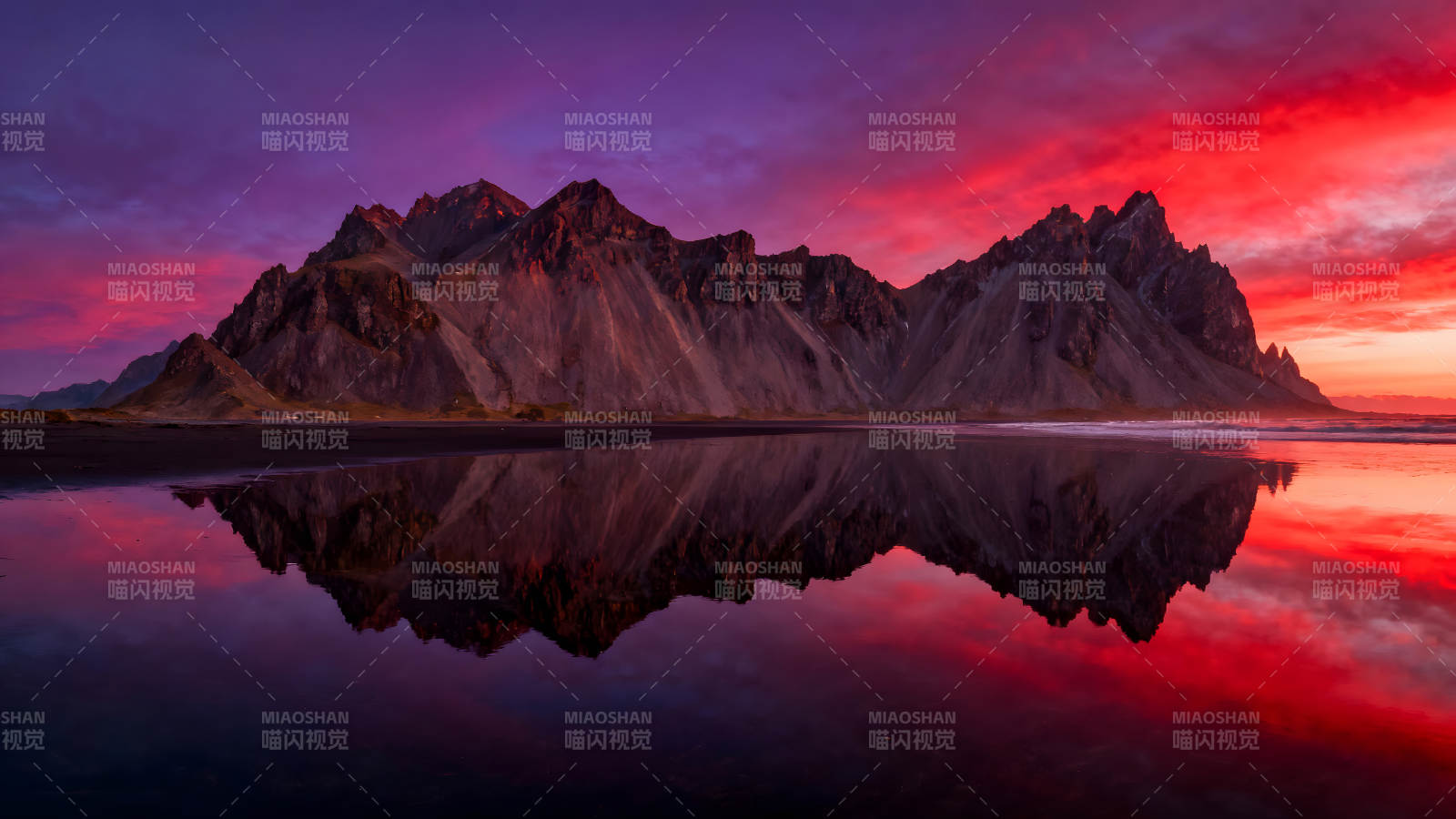 绚丽夕阳下的山脉倒影图片