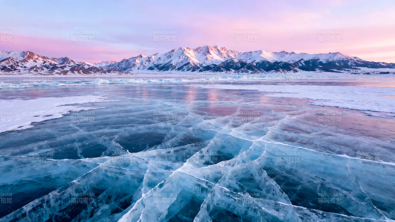 冰面雪山粉色天空唯美景象图片