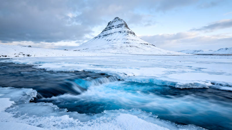 冰川下的山峰与河流图片