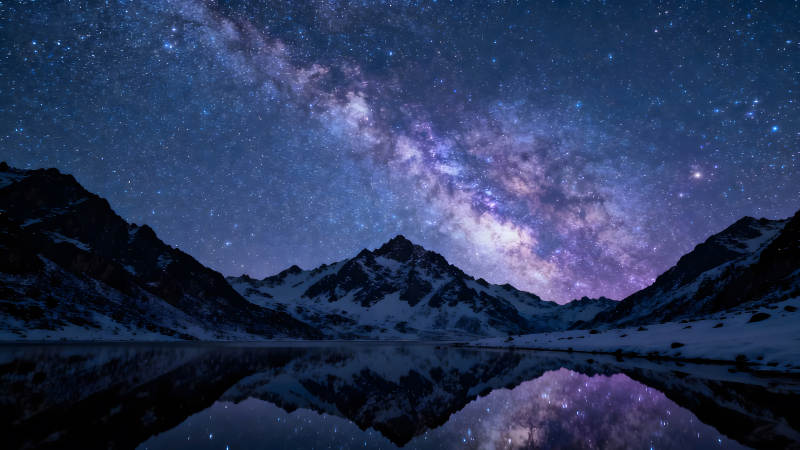 星空下的山川湖泊景象图片