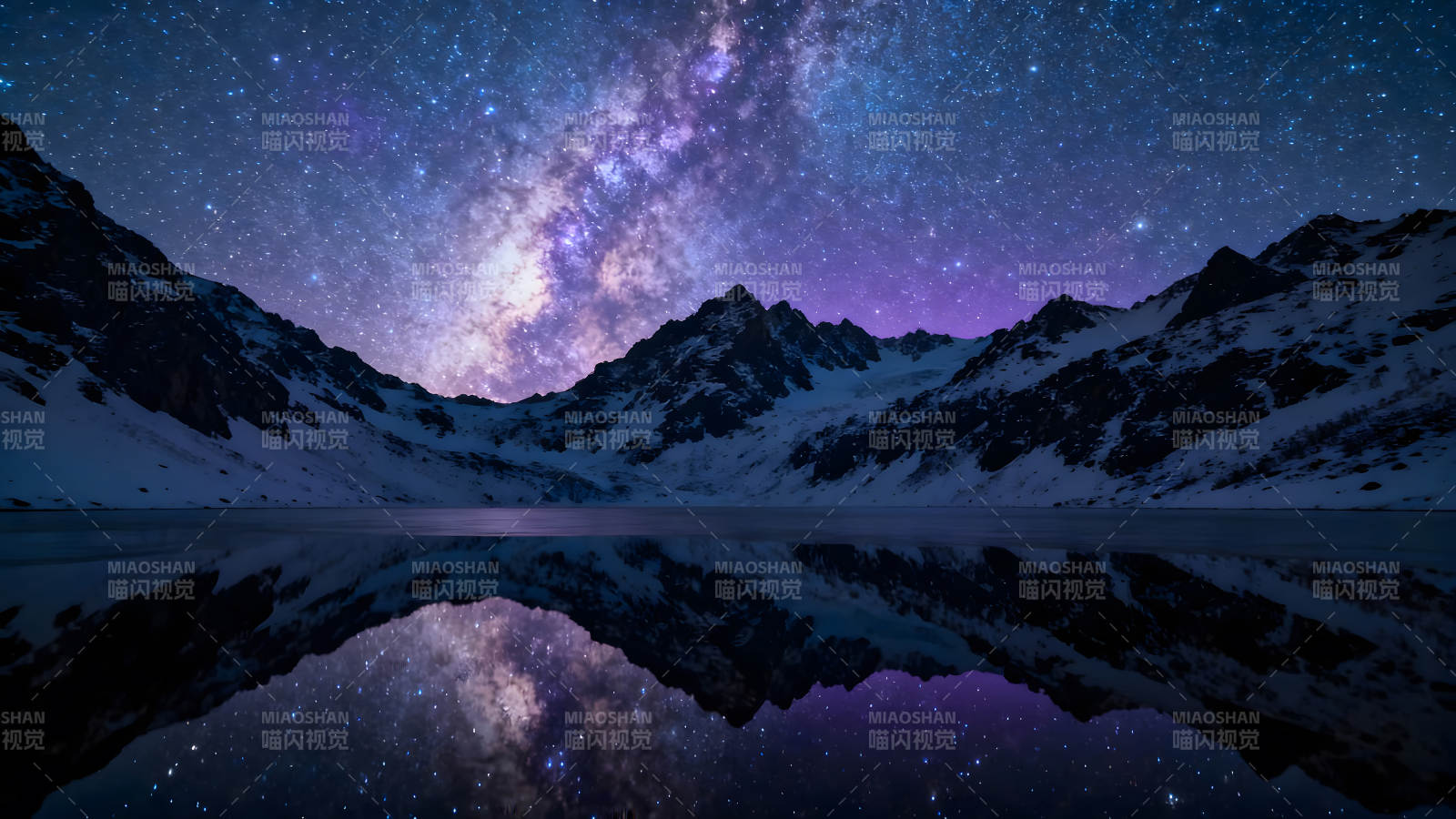 星空下的雪山与湖泊倒影图片