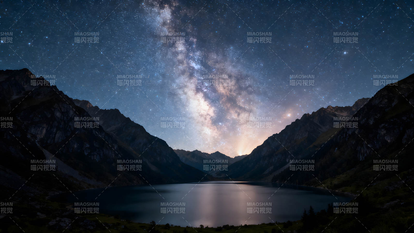 星空下的山脉与湖泊图片