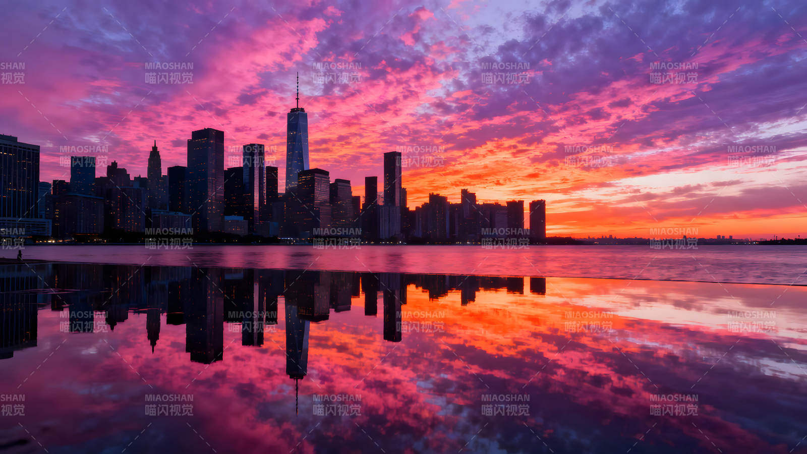 纽约市中心日落美景与水面倒影图片