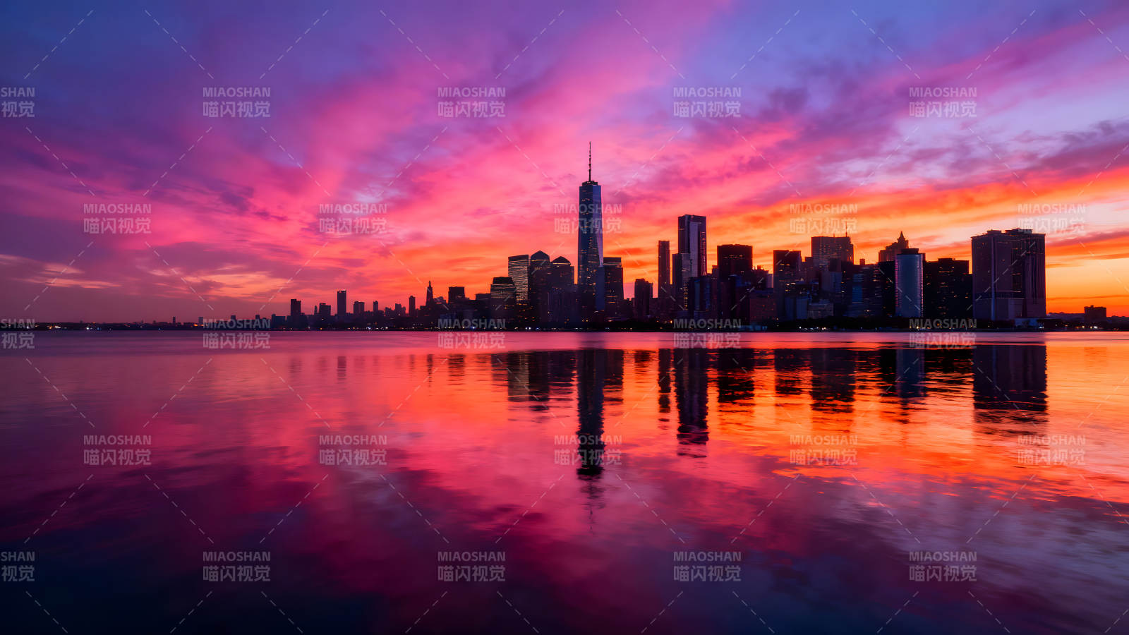 城市天际线与绚丽晚霞的倒影图片