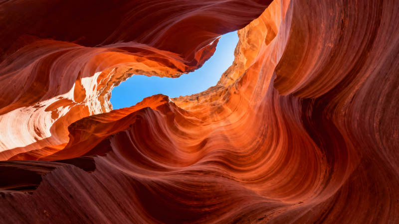 峡谷仰视橙色岩壁天空之窗图片