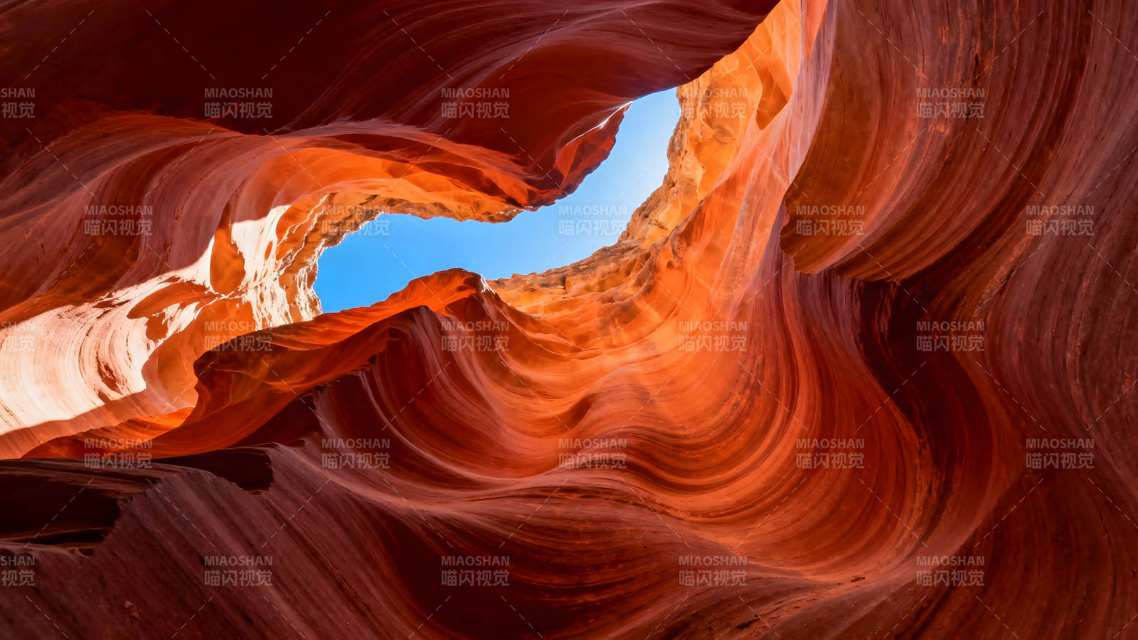 峡谷仰视橙色岩壁天空之窗图片