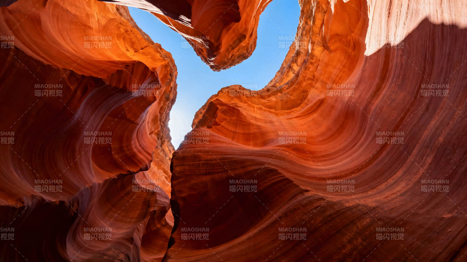 峡谷纹理与天空的壮丽景象图片