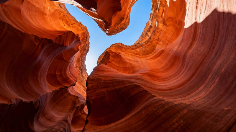 峡谷纹理与天空的壮丽景象图片