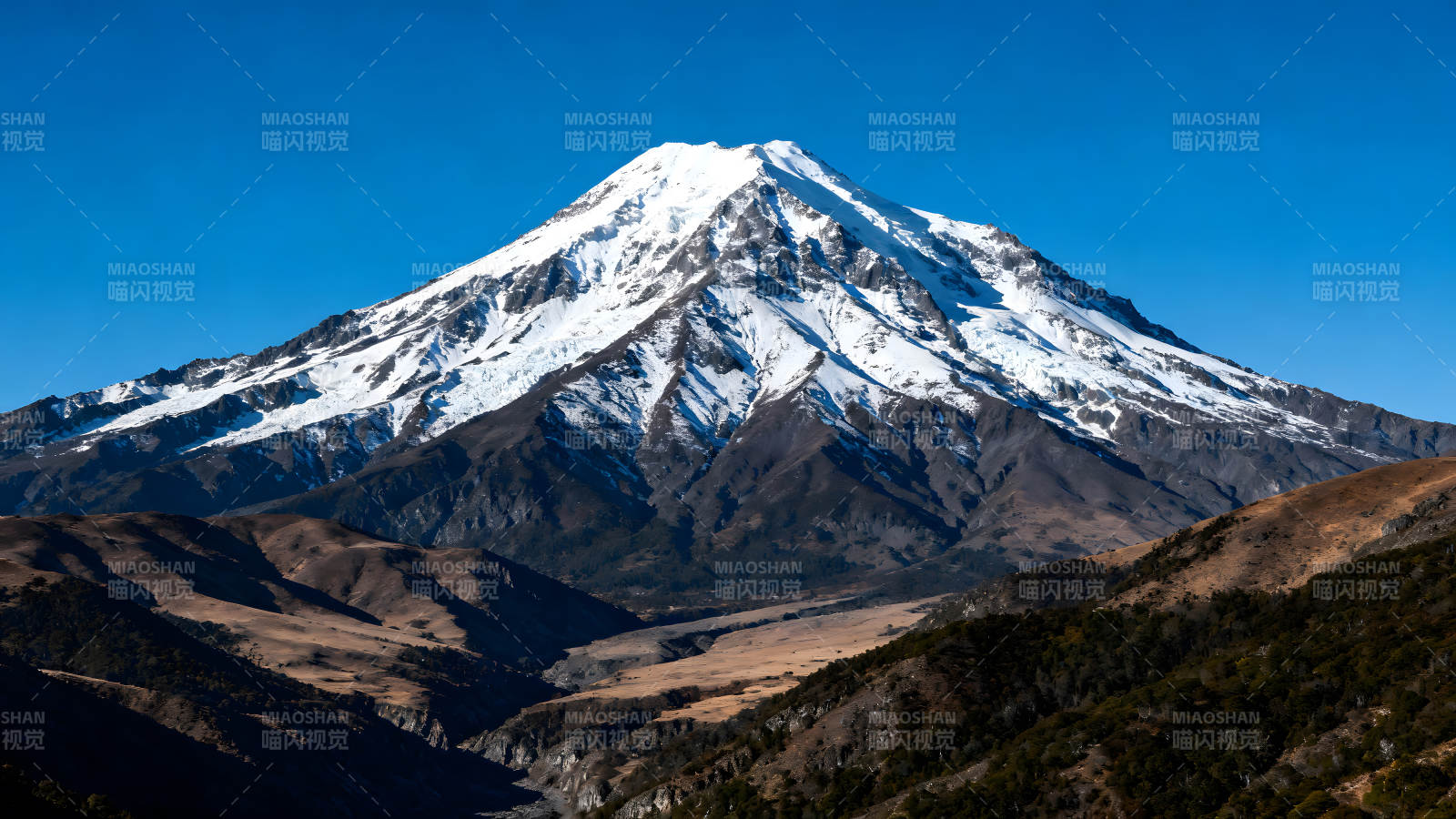 雪山耸立蓝天之下景象壮观图片