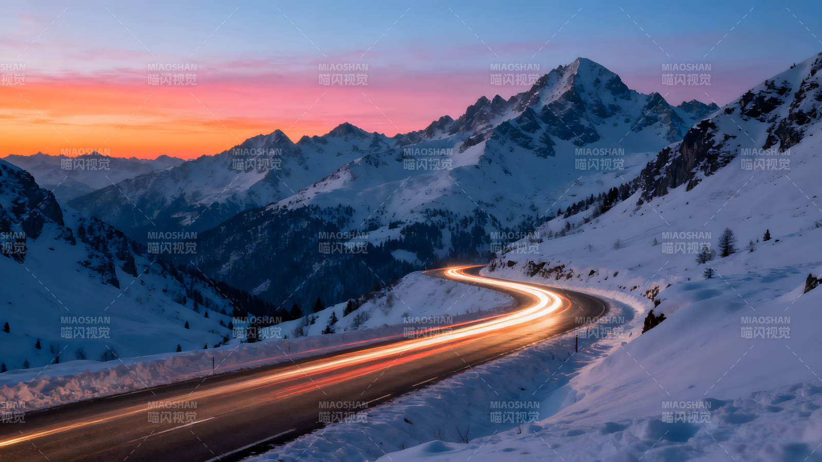 雪山公路车灯轨迹绚丽晚霞映衬美景图片