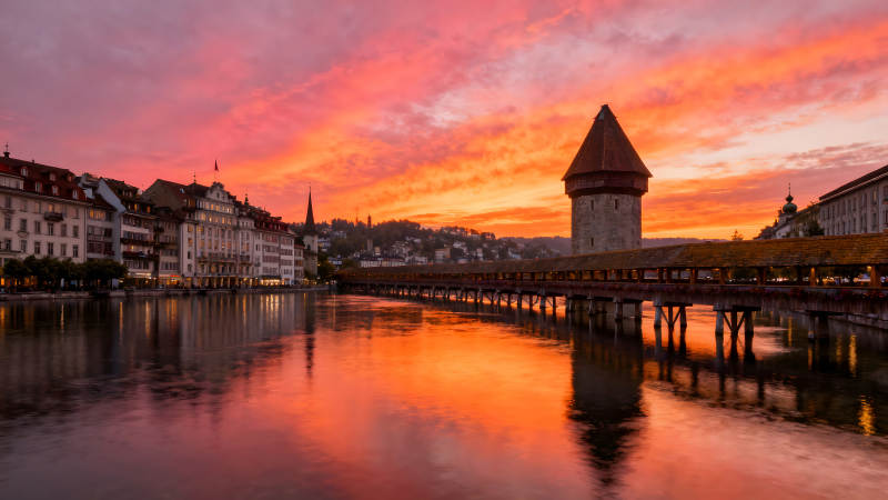 瑞士卢塞恩卡佩尔桥日落美景图片