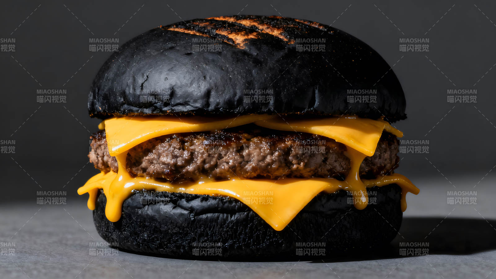黑色汉堡包搭配融化芝士图片