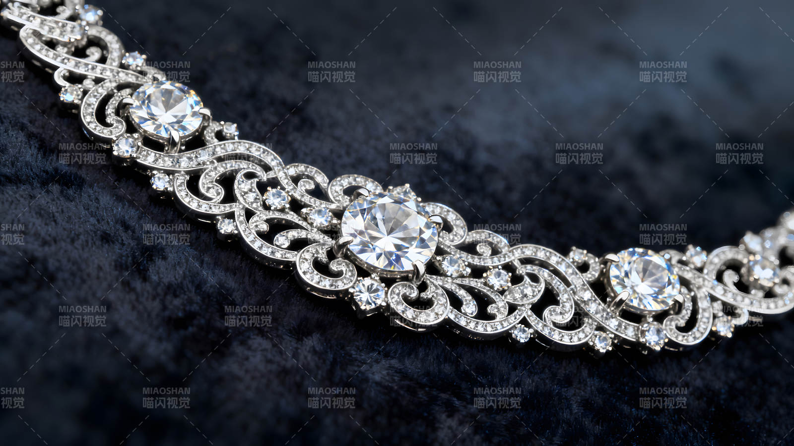 华丽钻石项链特写图片