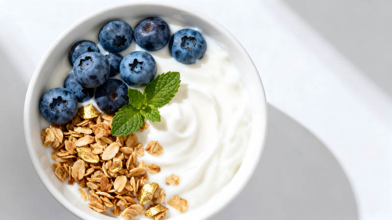 蓝莓酸奶配薄荷和燕麦图片