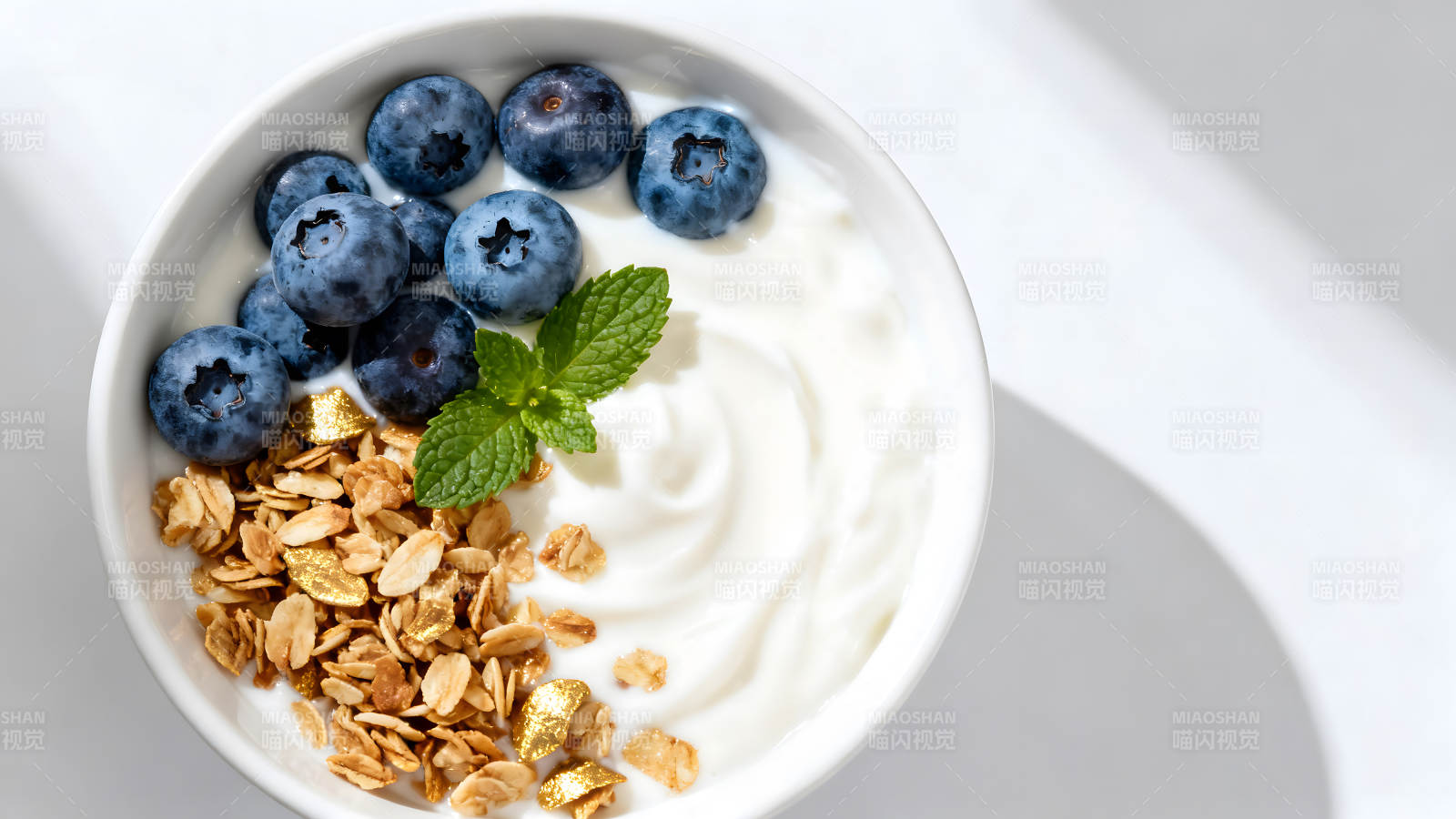 蓝莓酸奶配薄荷和燕麦图片