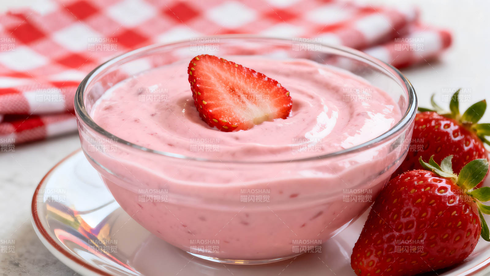 草莓酸奶配草莓图片