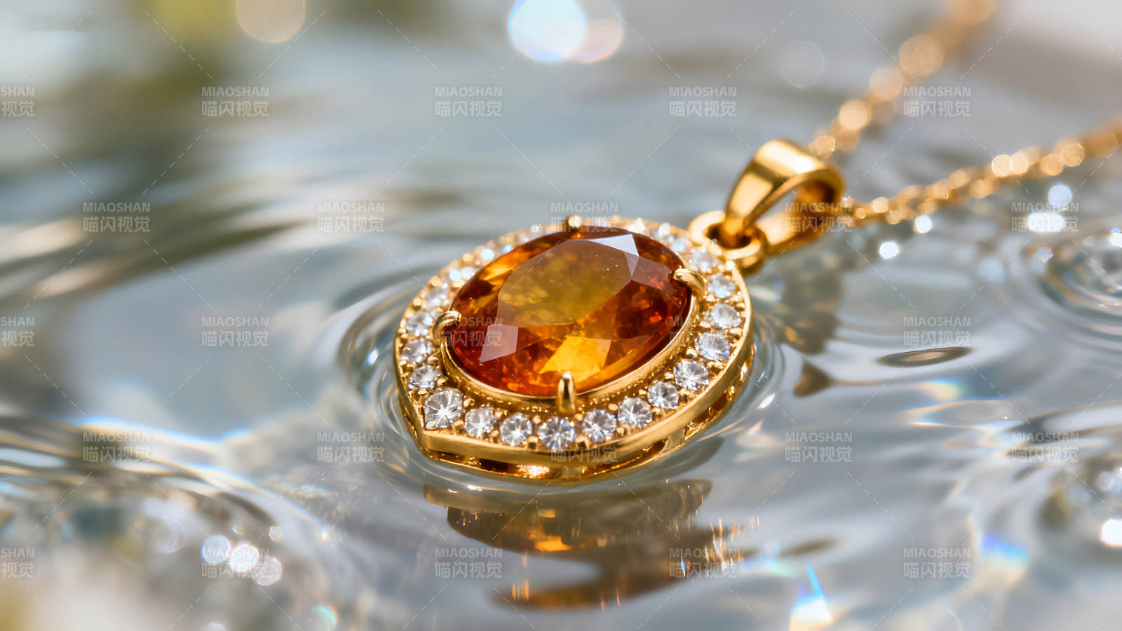 奢华宝石项链在水中闪耀图片