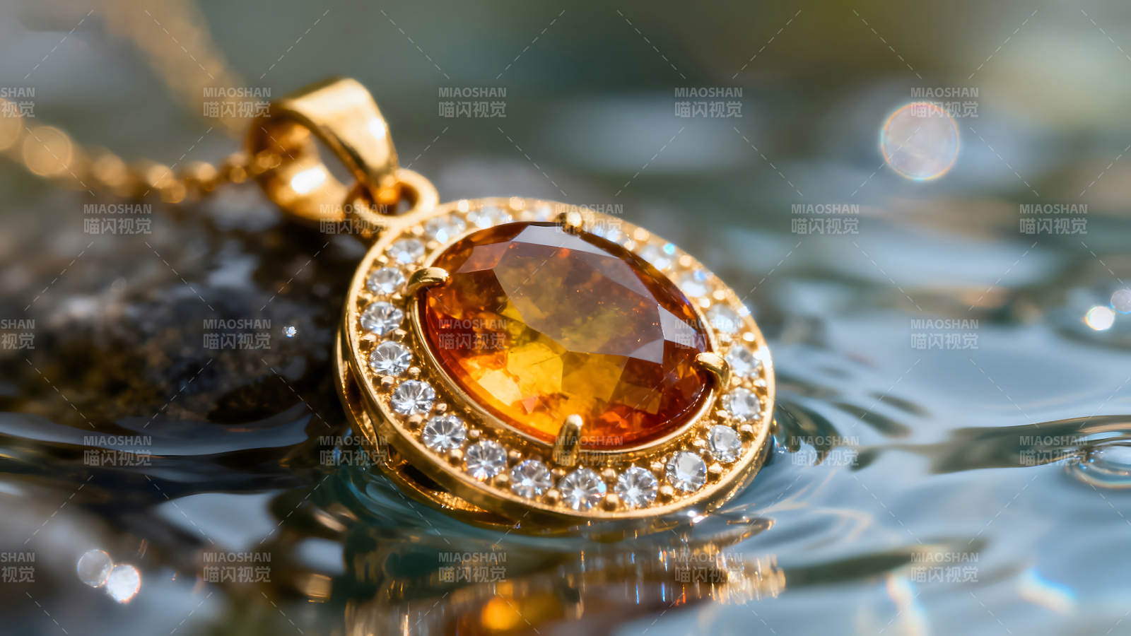 金色宝石项链在水中精致璀璨图片