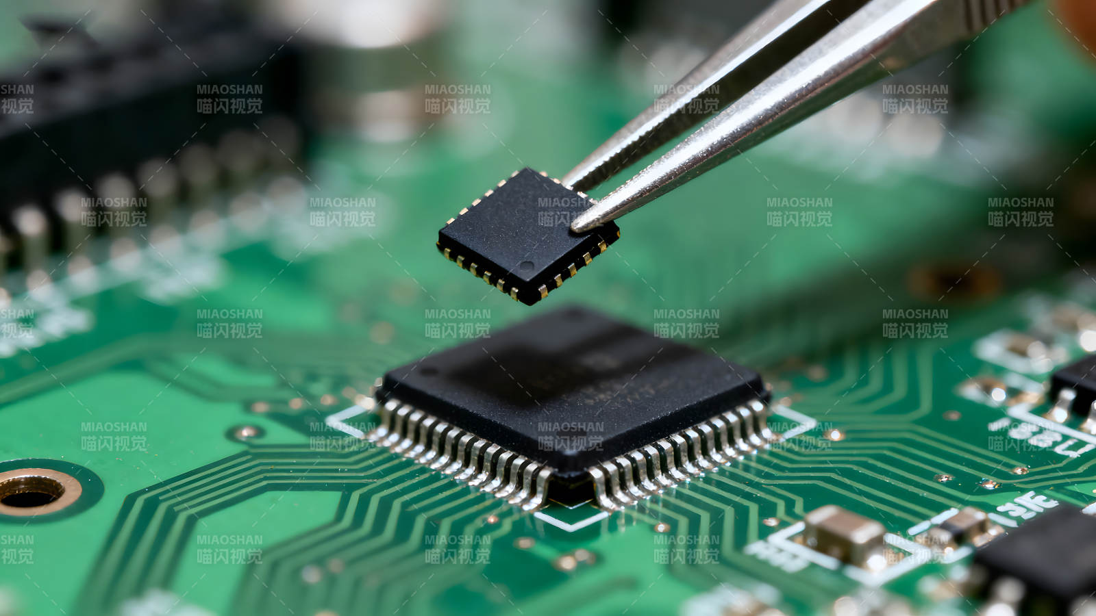电路板芯片安装图片