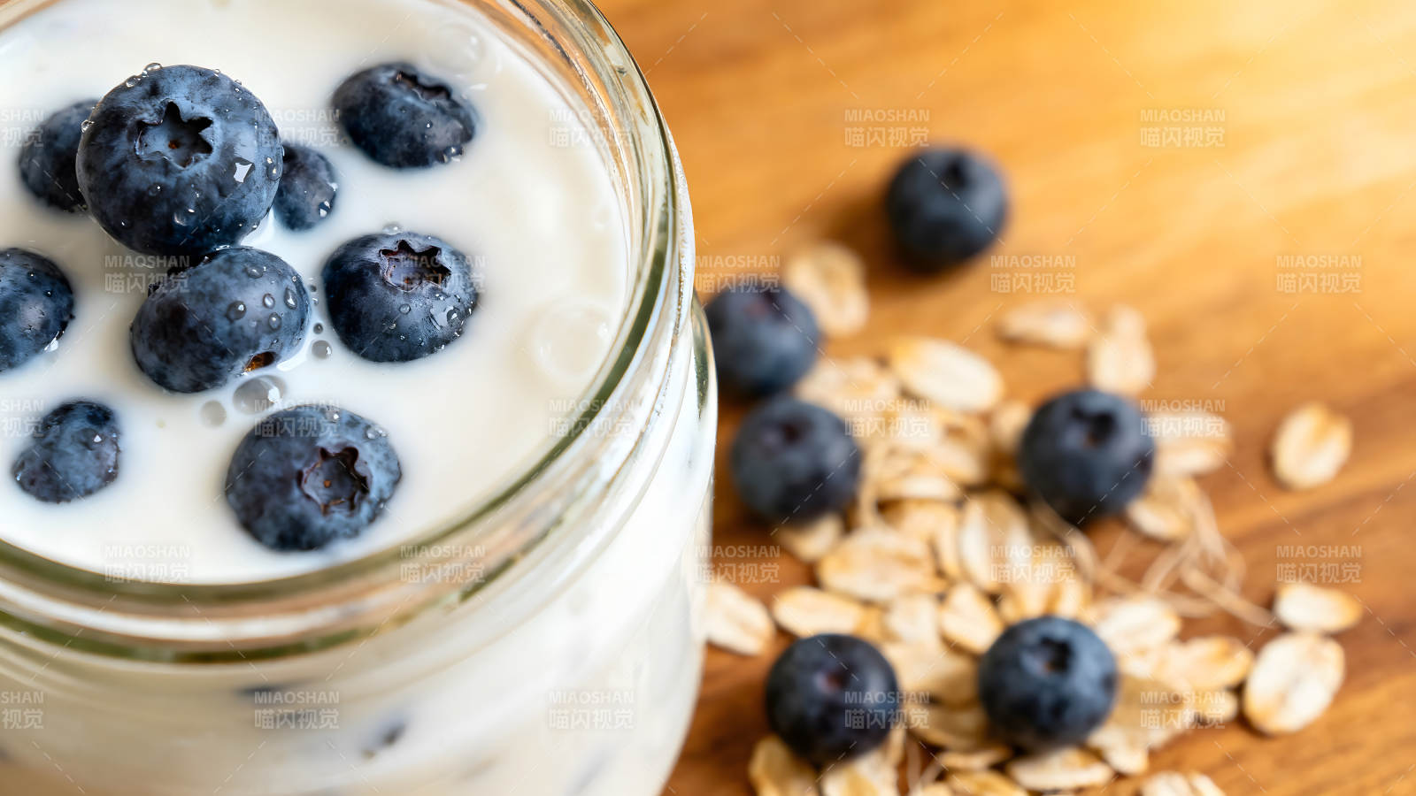 蓝莓酸奶燕麦早餐特写图片