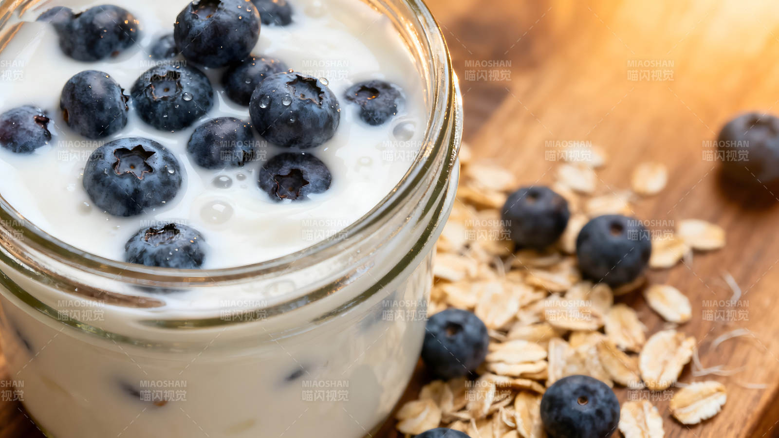 蓝莓酸奶燕麦片早餐特写图片