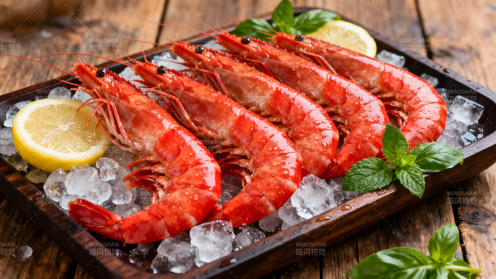 鲜虾置于木盘上配以柠檬和薄荷图片