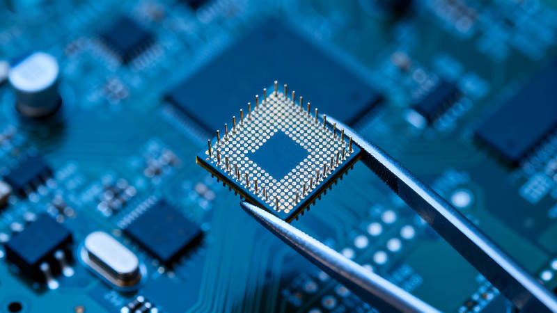 芯片与电路板的特写图片