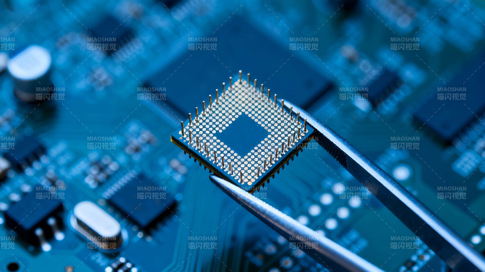 芯片与电路板的特写图片