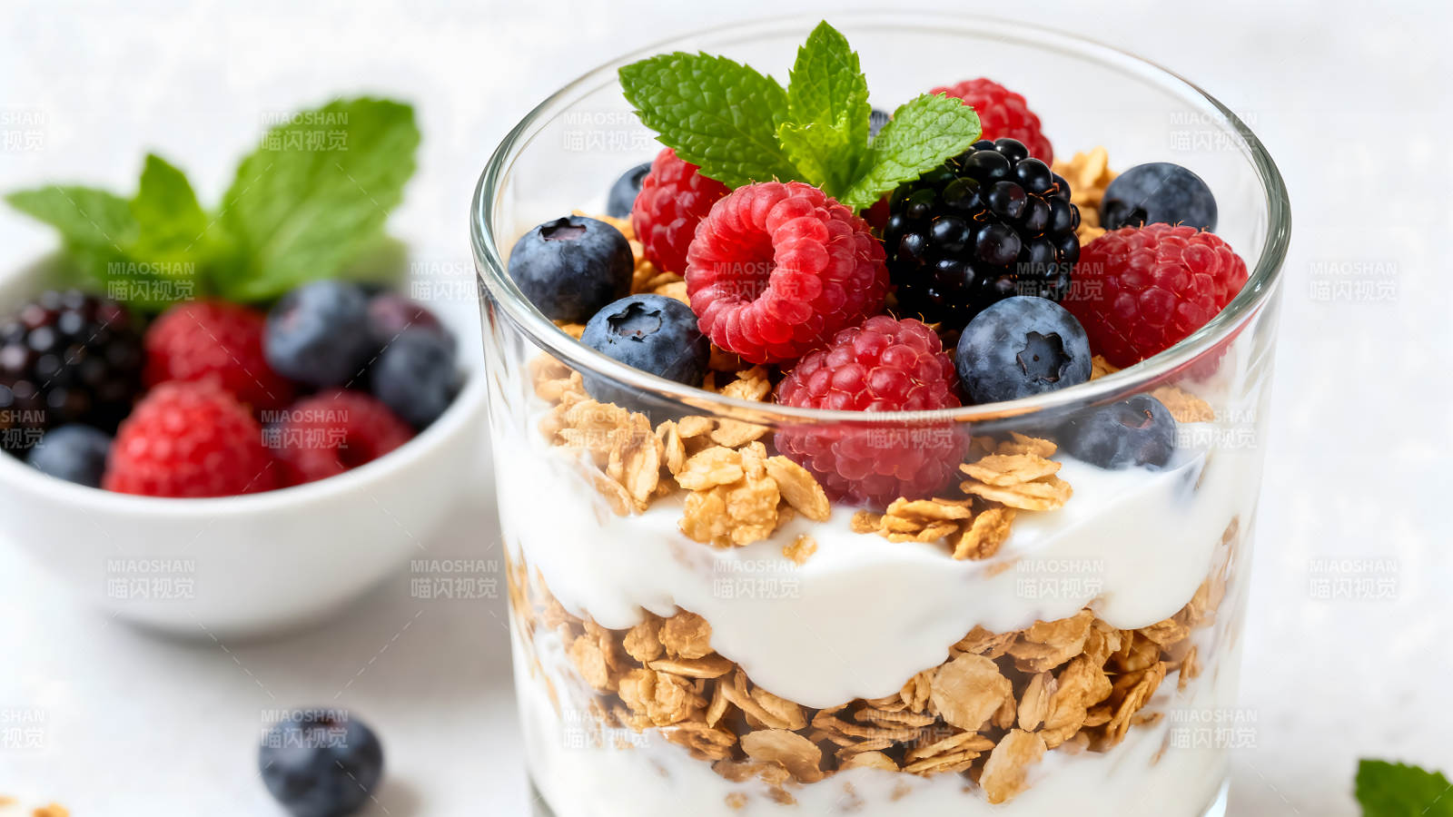 美味的浆果酸奶杯搭配薄荷叶图片