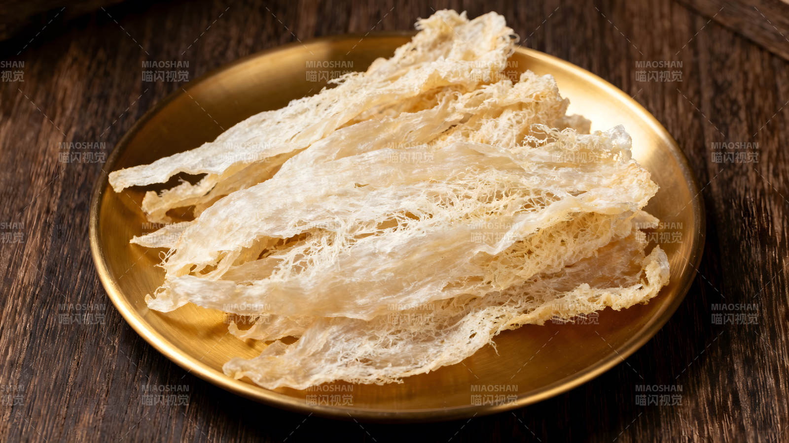 金盘中的燕窝特写镜头图片