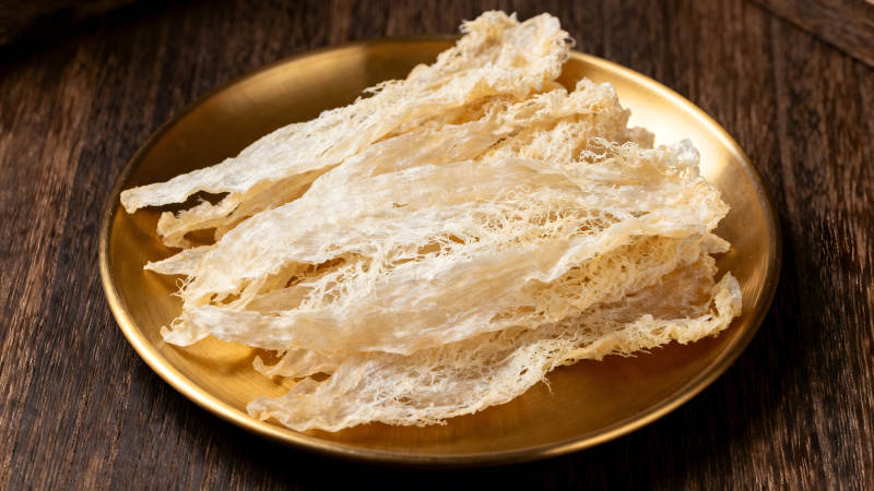 金盘中的燕窝特写镜头图片