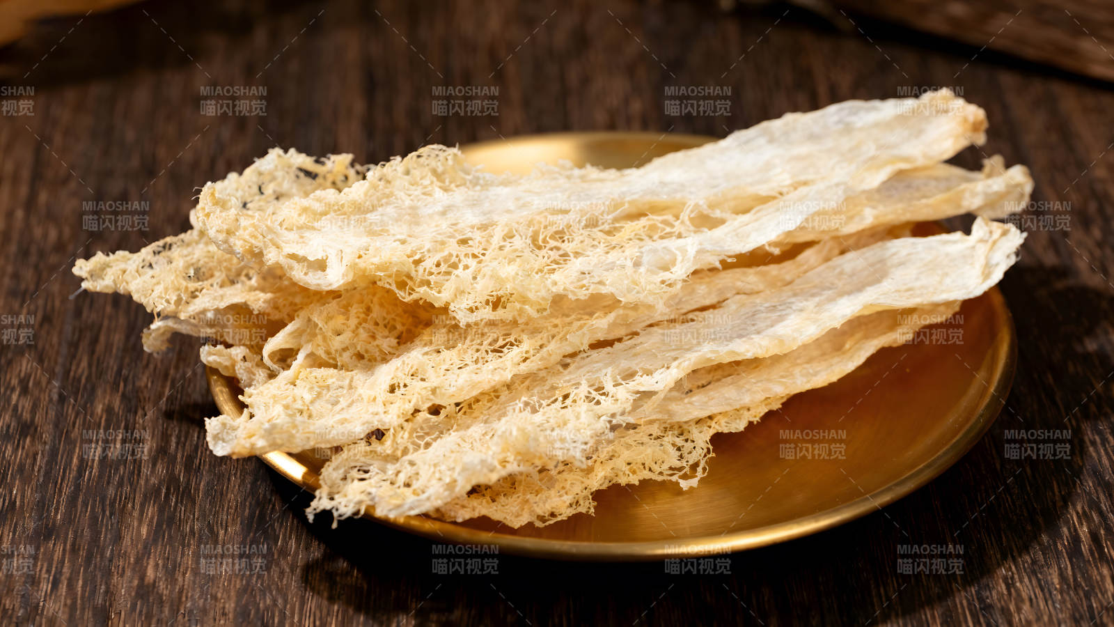 盘子里的干货特写镜头图片