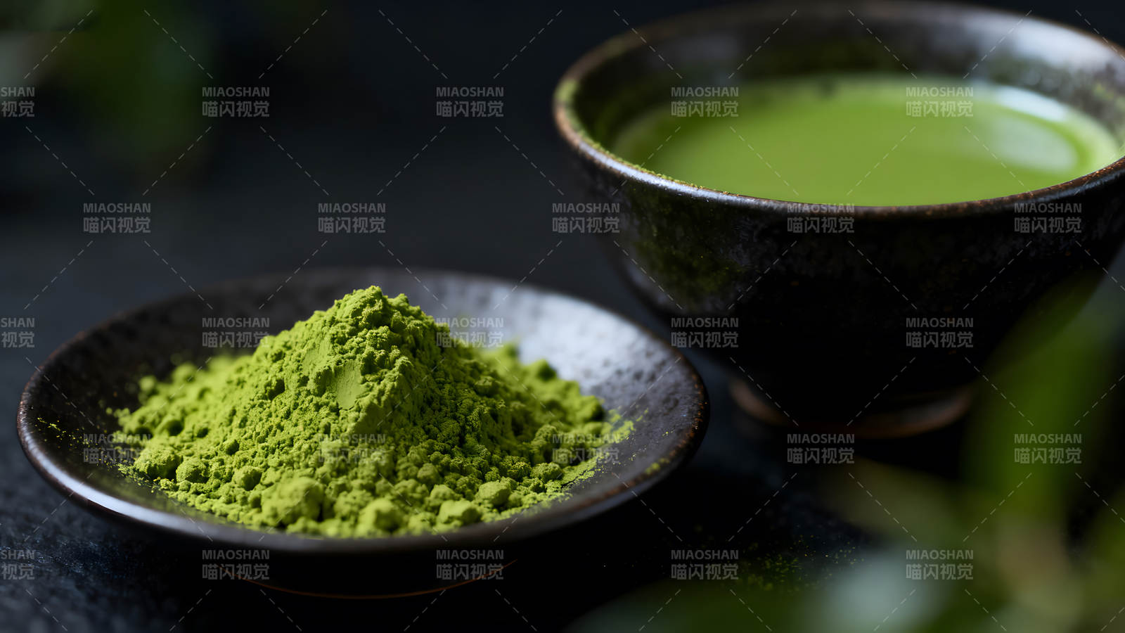 抹茶粉与抹茶饮品的特写图片