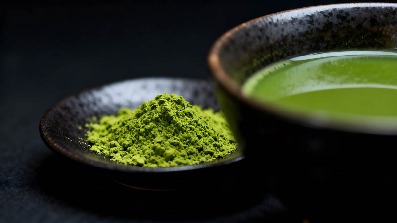 抹茶粉与抹茶饮品特写图片