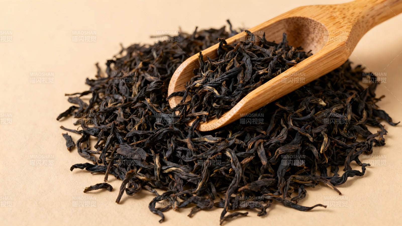 茶叶和木勺特写照片图片