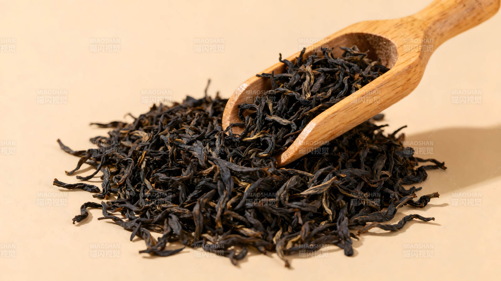 茶叶与木勺特写图片