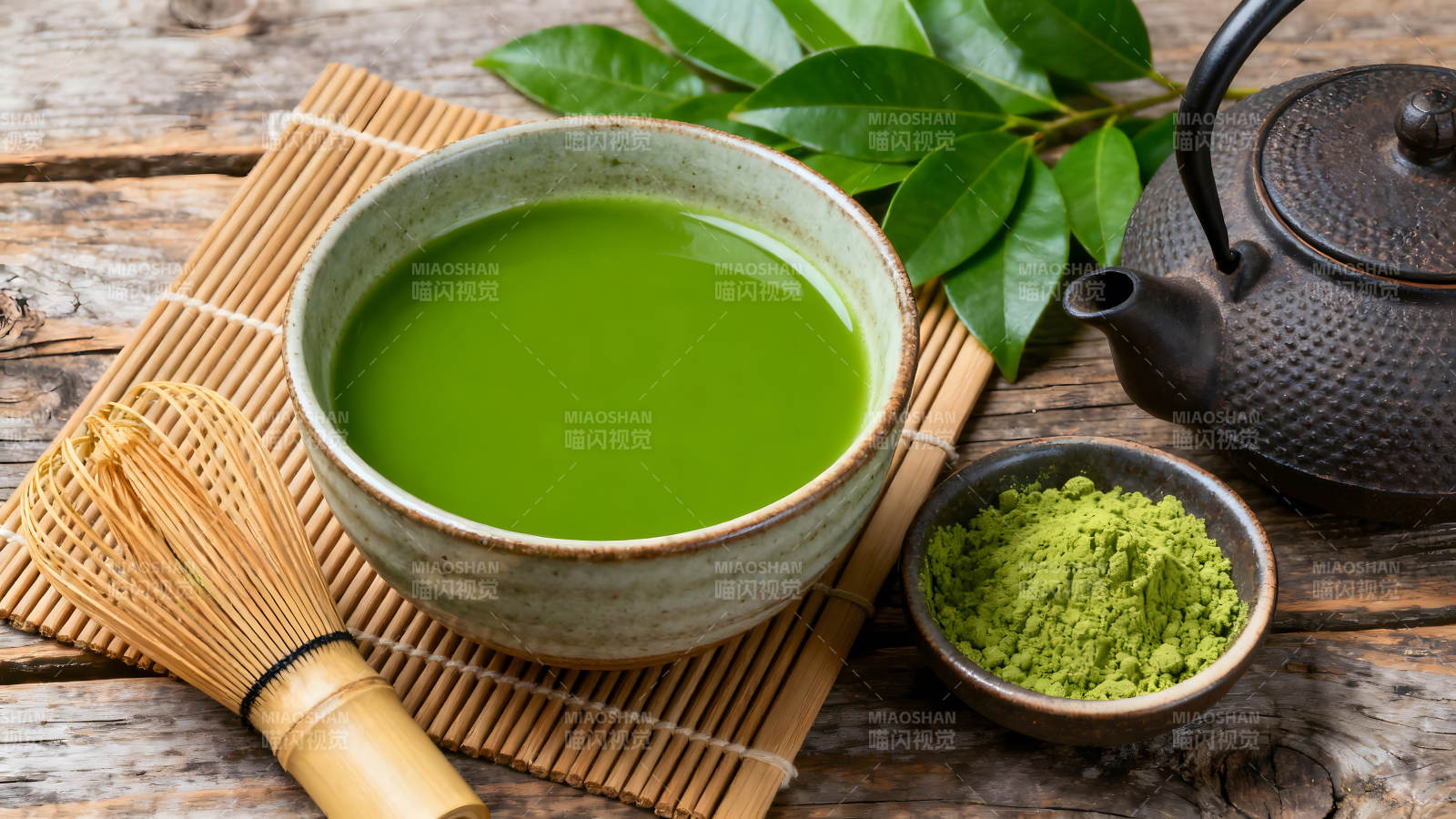 抹茶饮品和器具的特写图片