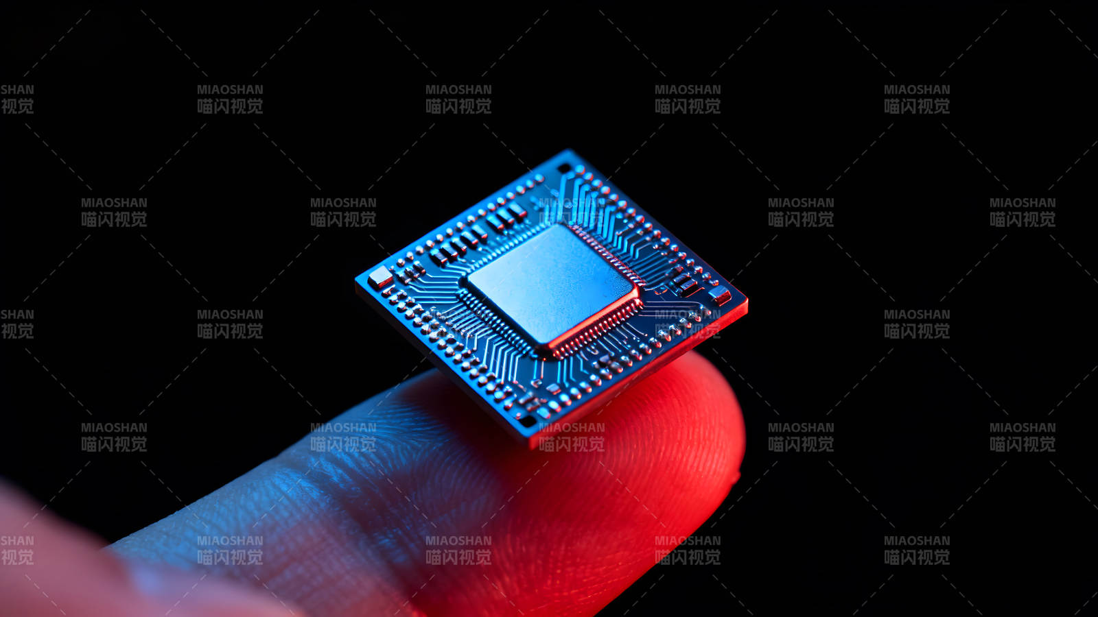 芯片被手指托起黑色背景图片