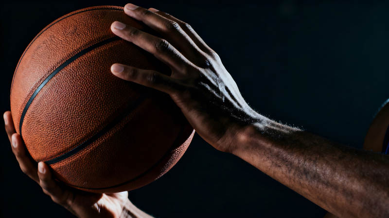 手持篮球的特写照片图片