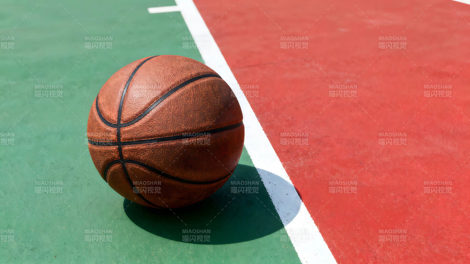 篮球在球场上图片