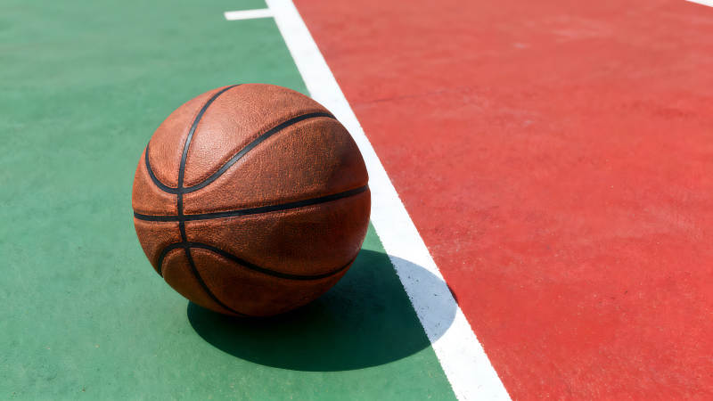 篮球在球场上图片